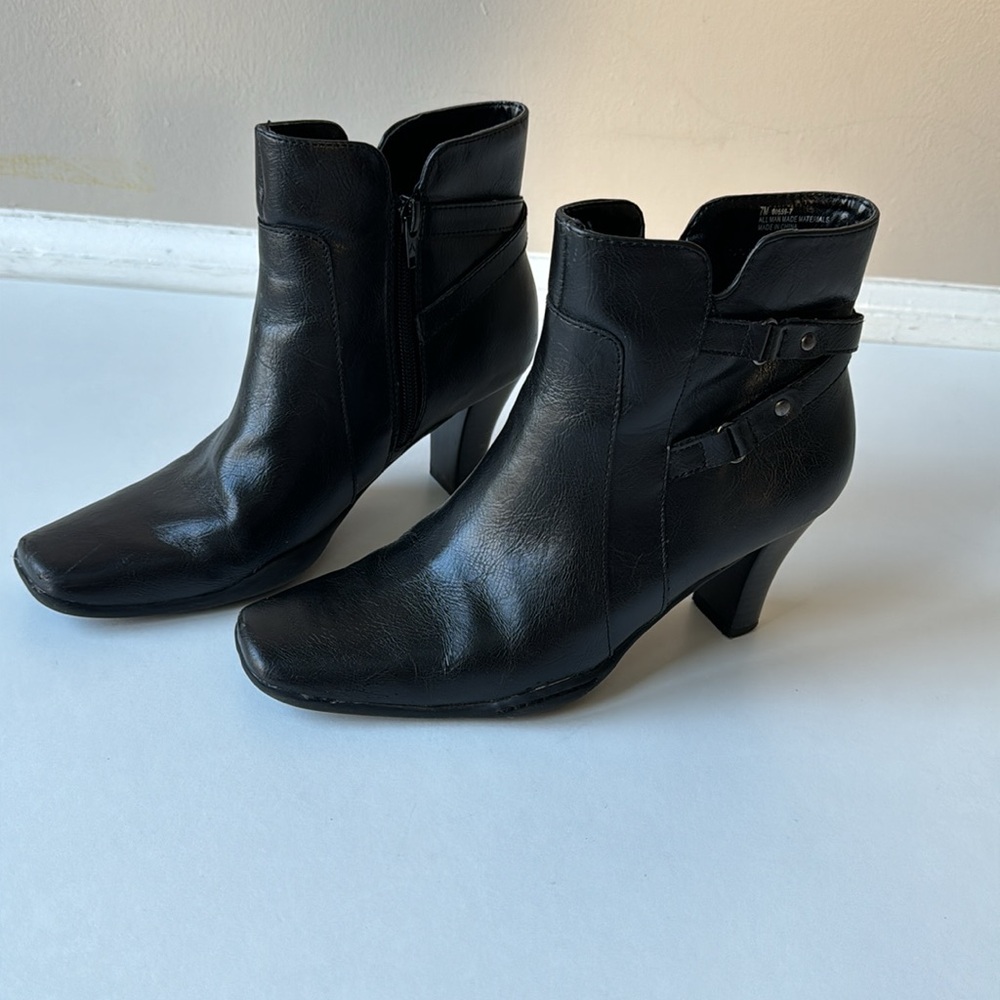 Aerosoles black boots with zipper closure. - Picture 2 of 12
